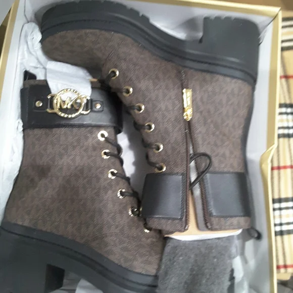 Michael kores Rorylug bootie